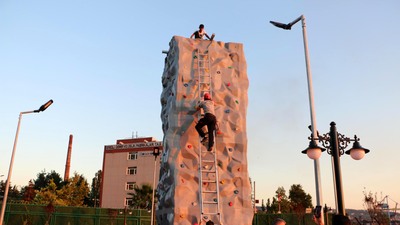 Tırmanma duvarında mahsur kalan çocuğu itfaiye kurtardı