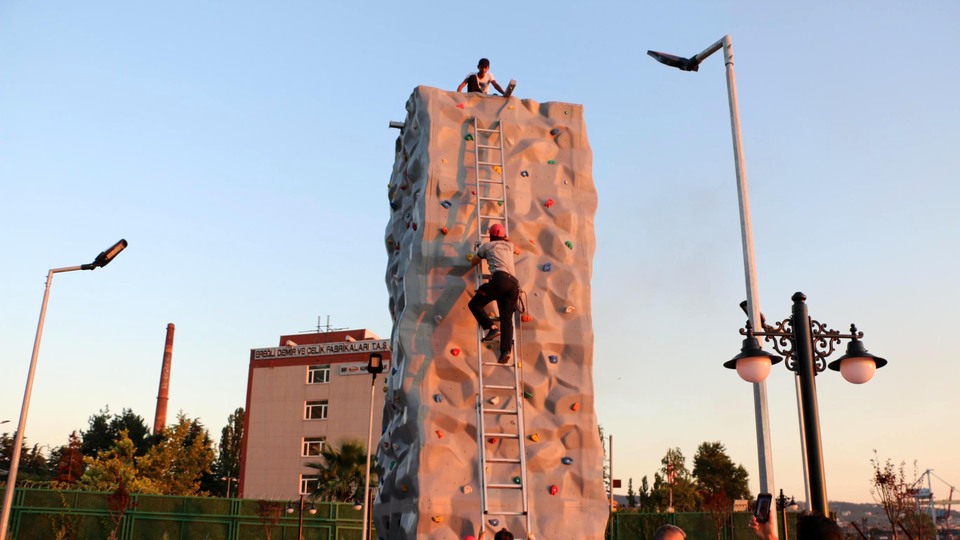 Tırmanma duvarında mahsur kalan çocuğu itfaiye kurtardı