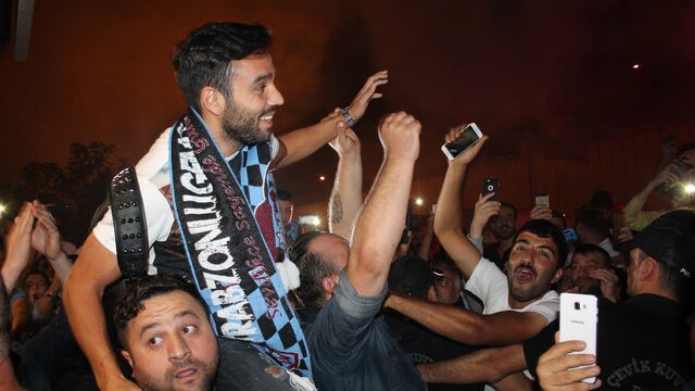 Yıldız futbolcu Volkan Şen'e kefil olmuş!