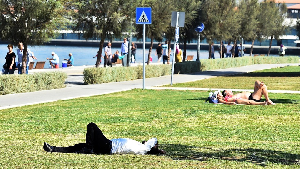 Kent meydanında bikiniyle güneşlendiler