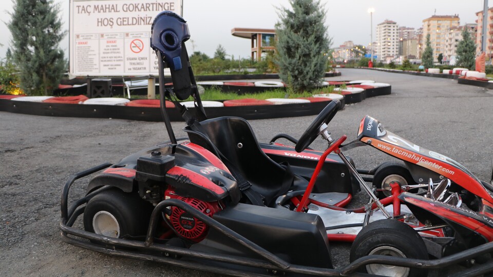 Boynundaki şal lastiğe dolandı!