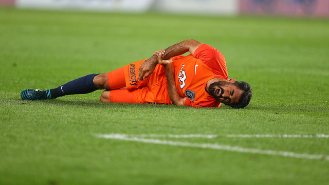 Kırık bilekle antrenmana çıkacak!