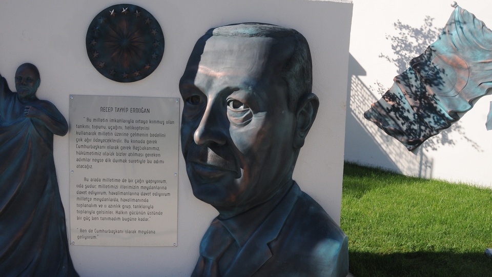 "Erdoğan'a benzemeyen" büst kaldırıldı