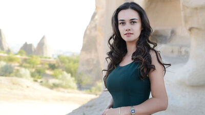 Hande Soral kimdir?