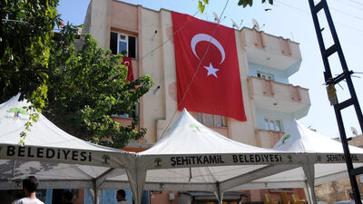 Şehidin mahallesi Türk bayraklarıyla donatıldı