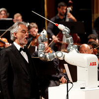 Robot YuMi, ünlü orkestra şefi Andrea Bocelli’nin orkestrasını yönetti