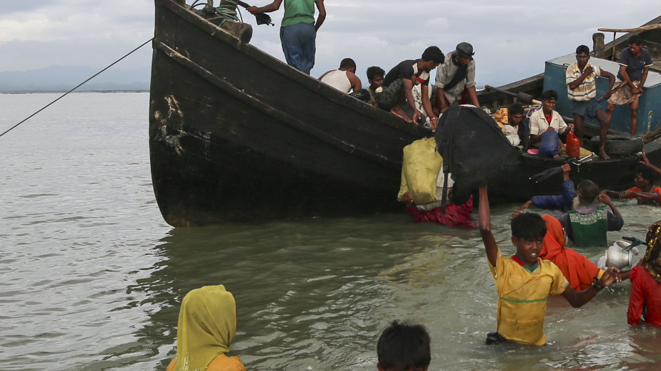 Arakanlı Müslümanları taşıyan tekne battı! 9 ölü