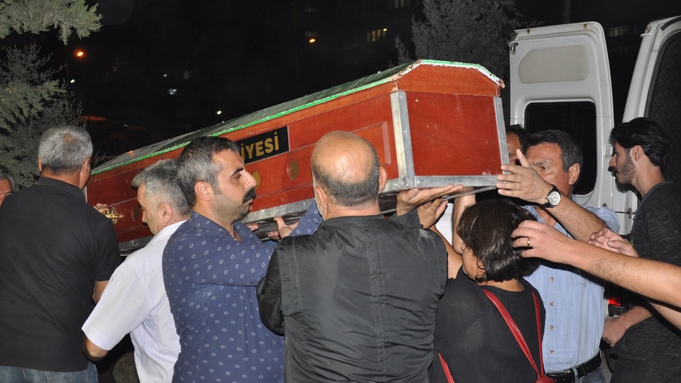 Aysel Tuğluk'un annesinin cenaze defninde yaşanan olaylarla ilgili işlem başlatıldı