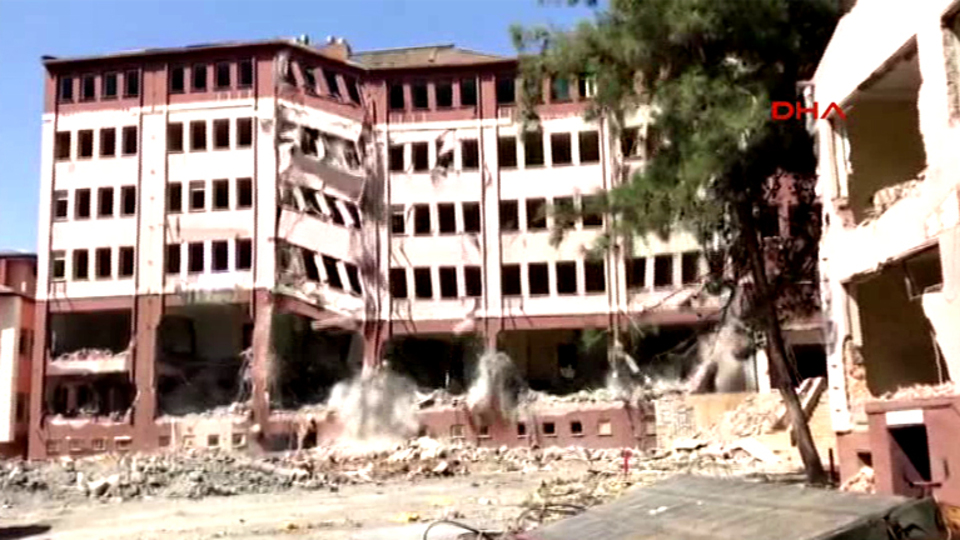 5 katlı bina saniyeler içinde böyle yıkıldı!