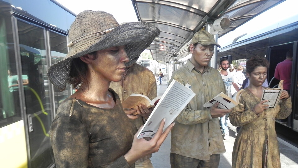 Heykel adamların metrobüste 'Kitap Okuma' duruşu