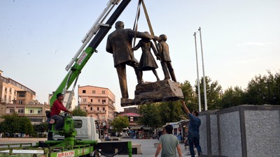 Tahrip edilen Atatürk Anıtı yerine konuldu