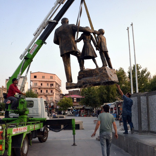 Tahrip edilen Atatürk Anıtı yerine konuldu