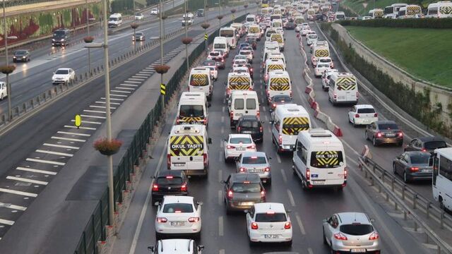 Okullar açıldı, servisler yollara döküldü! İşte İstanbul trafiğinde son durum