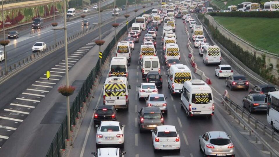 Okullar açıldı, servisler yollara döküldü! İşte İstanbul trafiğinde son durum