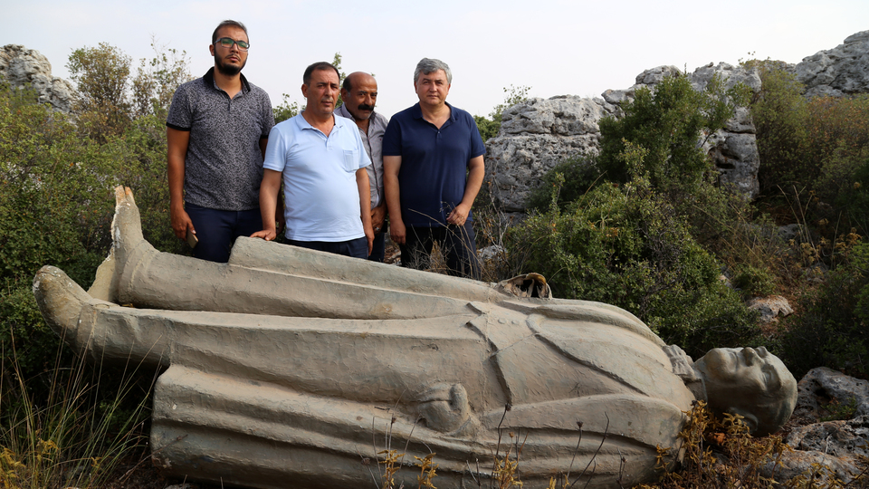 Atatürk heykelini atanlar hakkında soruşturma