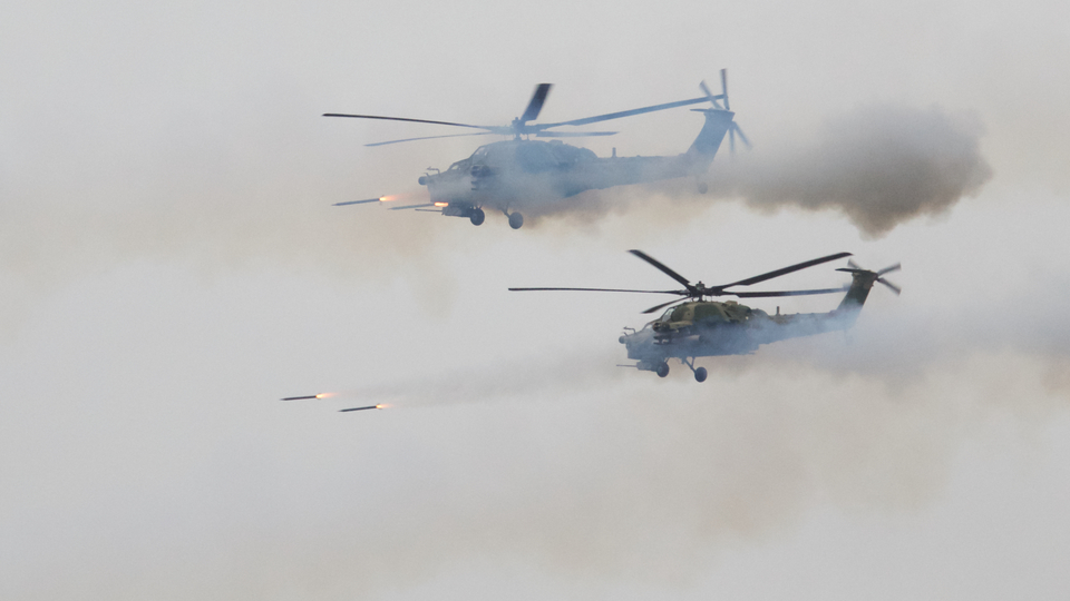 Rus helikopteri tatbikatta park halindeki araçları vurdu! Akılalmaz kaza...