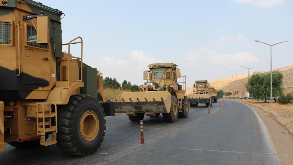 Askeri iş makineleri Cilvegözü Sınır Kapısı'ndan geçti
