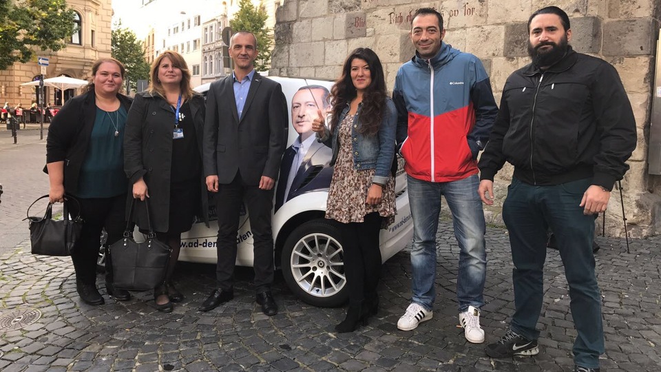 Seçimlere 3 gün kala 'Erdoğan-Mobil' Alman sokaklarında!