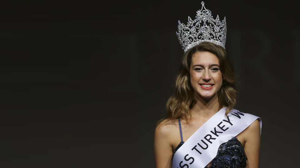 Türkiye güzeli seçilen Itır Esen'in tacı geri alındı