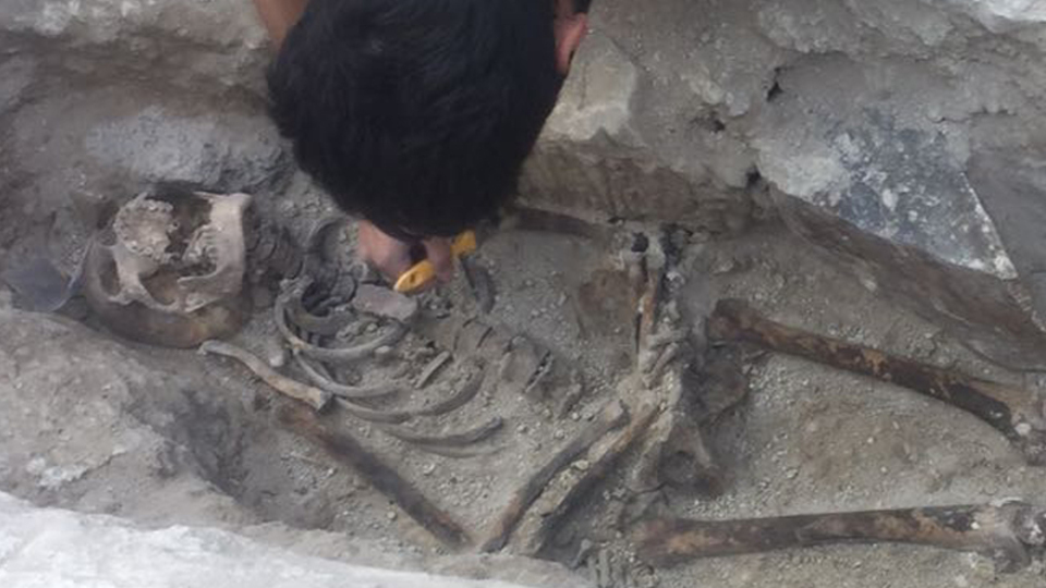 Yeraltı şehri temizleme çalışmalarında mezar bulundu