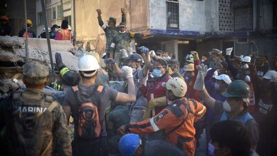 Meksika'da kurtarma görevlileri neden yumruklarını kaldırıyor?