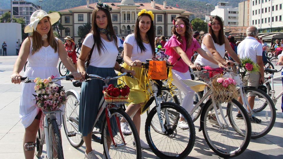 Süslü kadınlar eşitlik için pedal bastı!