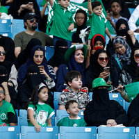 Suudi Arabistan'da kadınlar ilk kez stada girdi!