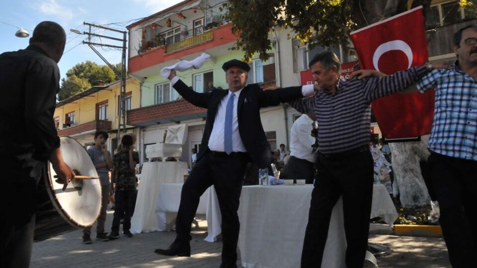 CHP'li Muharrem İnce, oğlunun köy düğününde oynadı