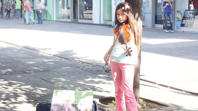 Keman çalarak kedi evi yaptırdı