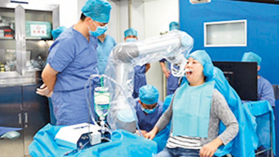Robot dişçi implant taktı