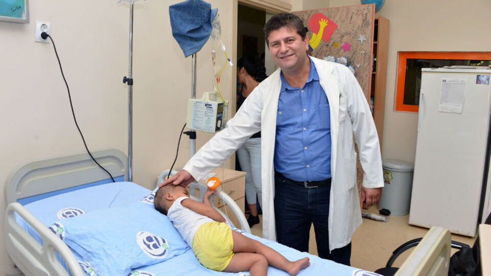 10 parmağında 10 marifet! Bir yandan hasta tedavi ediyor bir yandan şarkı söylüyor