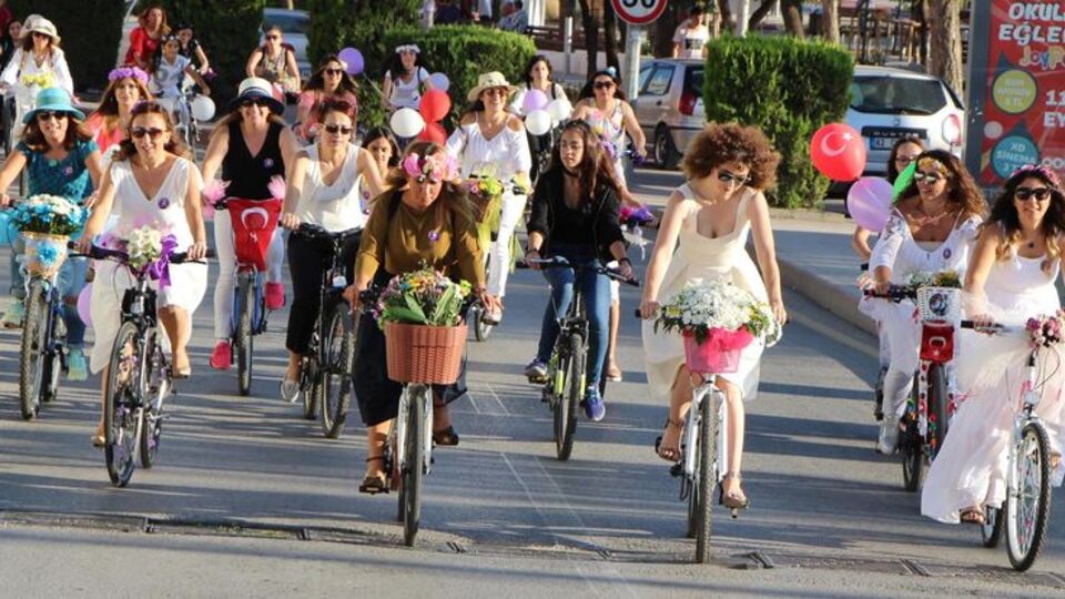'Süslü Kadınlar Bisiklet Turu'na ilgi