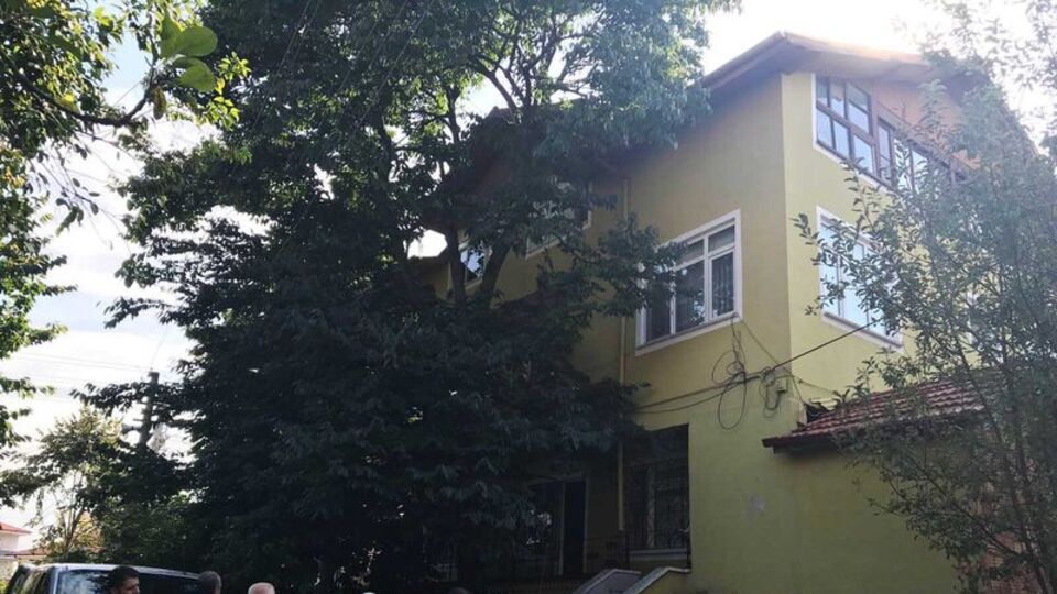 Eski bakanın ağabeyi çatıdan düşerek öldü