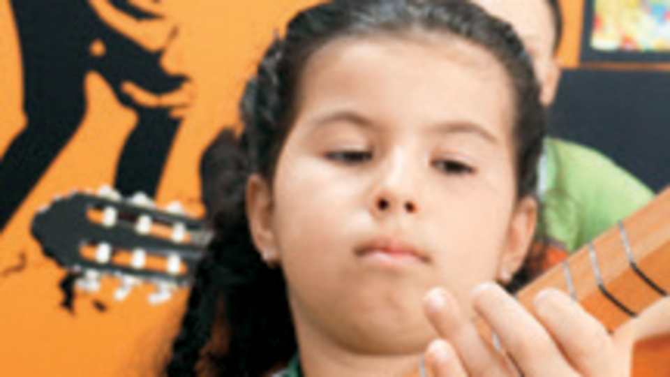 İki enstrüman çalıyorlar