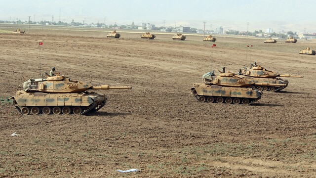 Irak askerleri tatbikat alanında