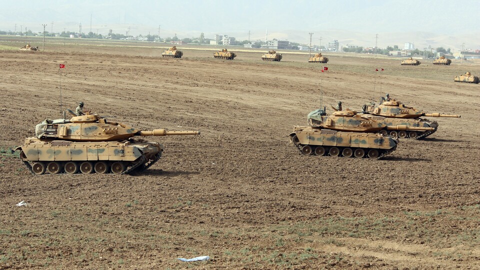 Irak askerleri tatbikat alanında