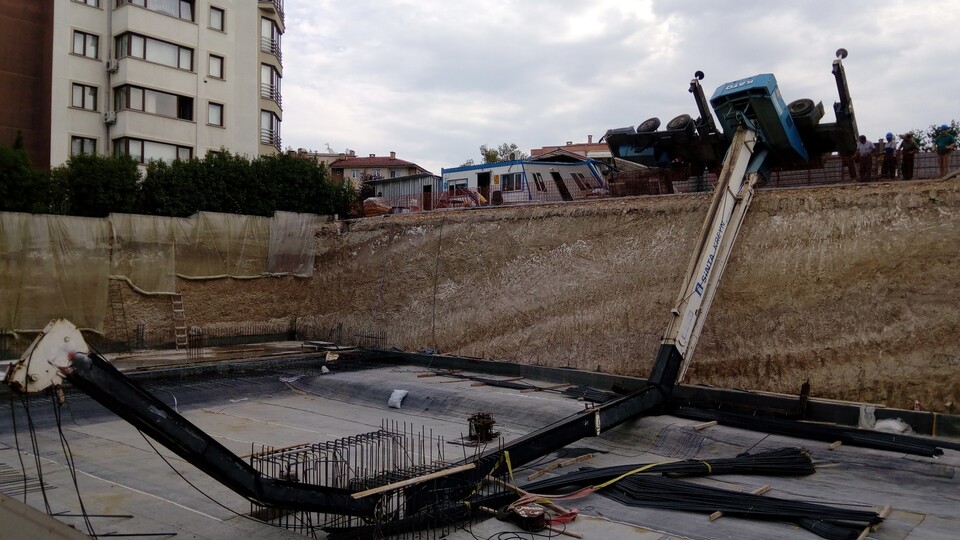 Devrilen vinç inşaat alanına düştü, sürücü ağır yaralandı