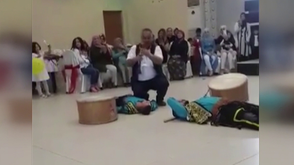 Düğündeki davulcuların şovu kazayla bitti!