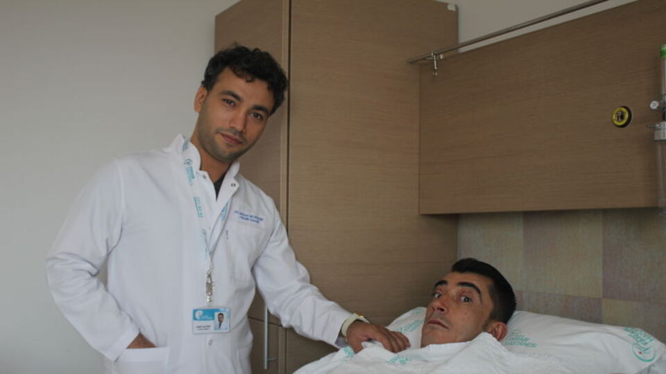 Bacağından alınan doku gözlerini açtı!