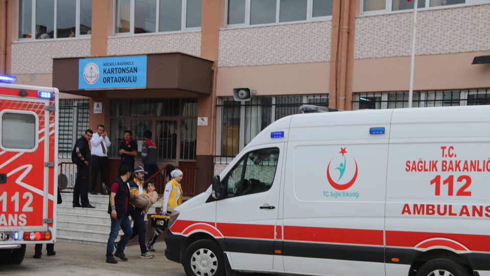 Teneffüste öğrencileri arı soktu