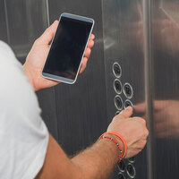 Asansörde cep telefonuyla konuşanlar dikkat!