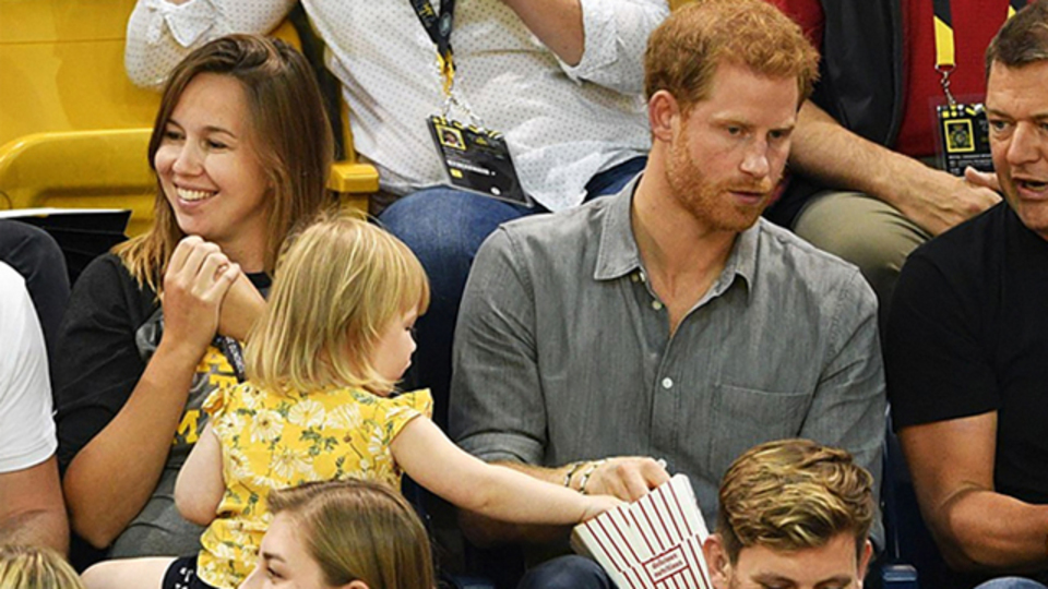 Prens Harry'nin mısırını 'çalan' ufaklık mest etti