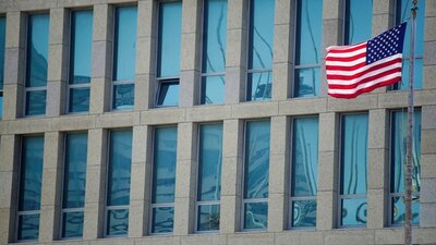 ABD 'saldırılar' nedeniyle Küba'daki elçilik görevlilerini çekiyor