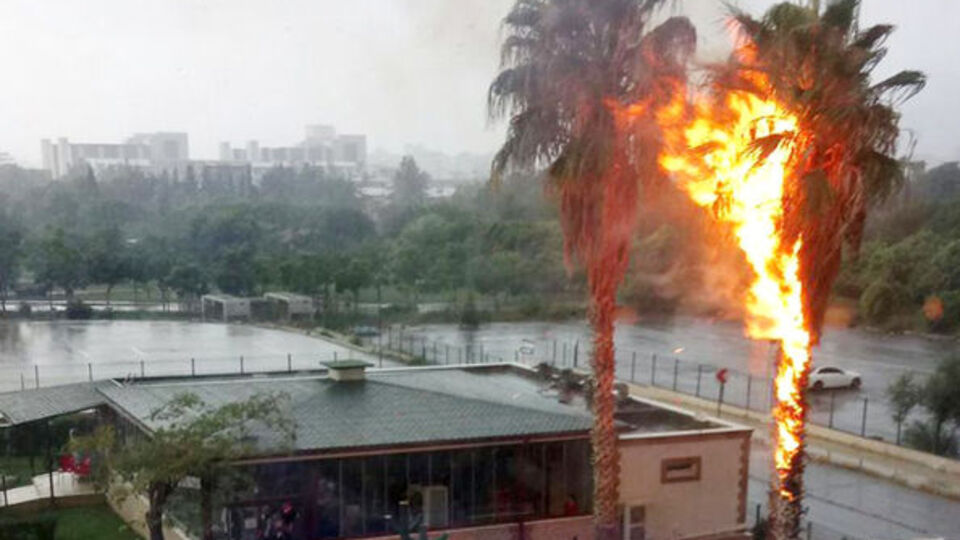 Hastane bahçesine yıldırım düştü!