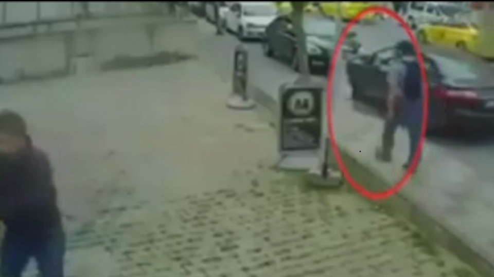 Kadına önce omuz, sonra yumruk attı!