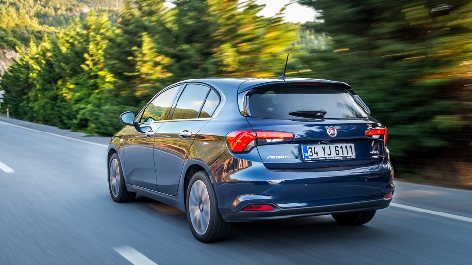 Vergi zammının kıyısındaki otomobiller