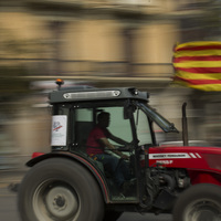 Katalanlar referandumu traktörlerle koruyacak!