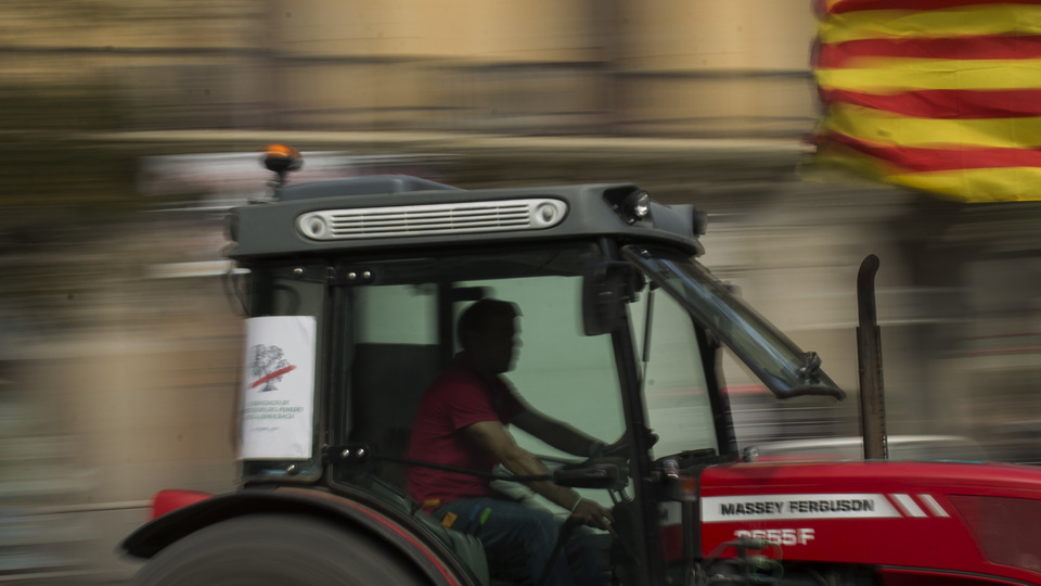 Katalanlar referandumu traktörlerle koruyacak!