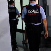 Gerilim büyüyor! İspanyol polisi mühürledi, Katalan aileler okulları işgal etti!