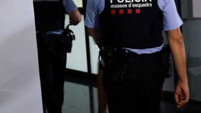 Gerilim büyüyor! İspanyol polisi mühürledi, Katalan aileler okulları işgal etti!